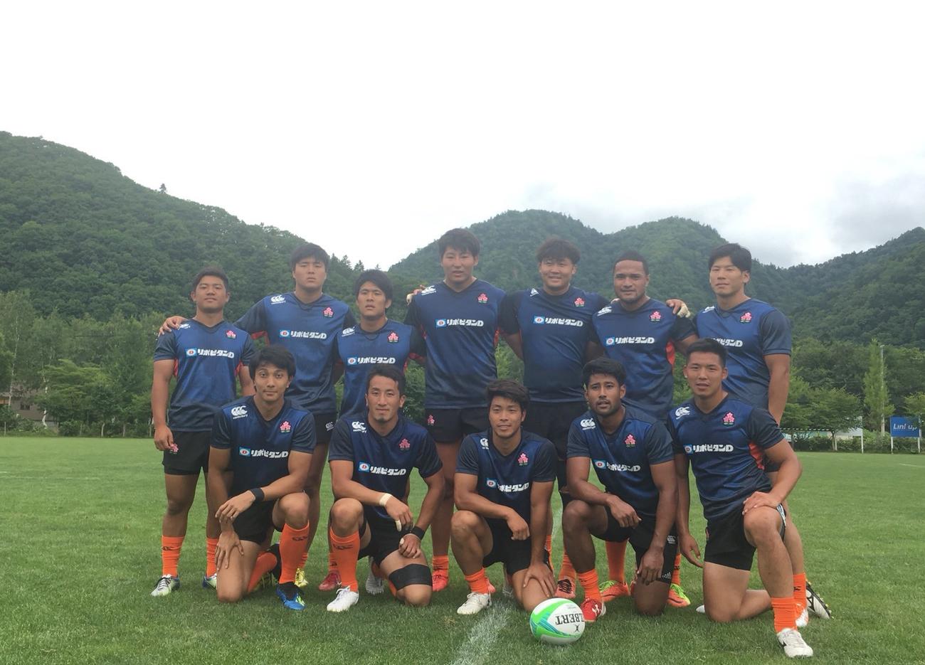 7人制日本代表としての活動を行い、記念写真に納まる黒川ラフィ（前列右から2人目）（本人提供）