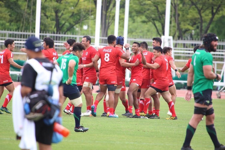 コカ・コーラの一員として背番号8の選手と喜び合う黒川ラフィ（中央右）（本人提供）