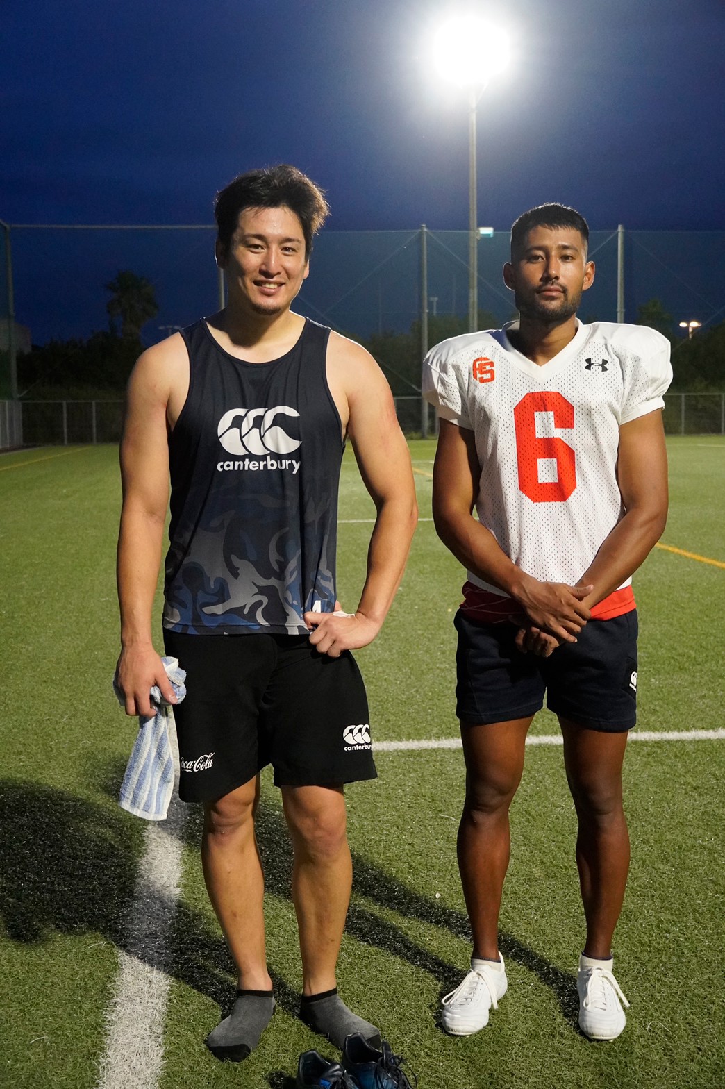7月4日、アメリカンフットボールの体験練習に参加した筬島直人（左）と黒川ラフィ（イコールワン福岡SUNS提供）