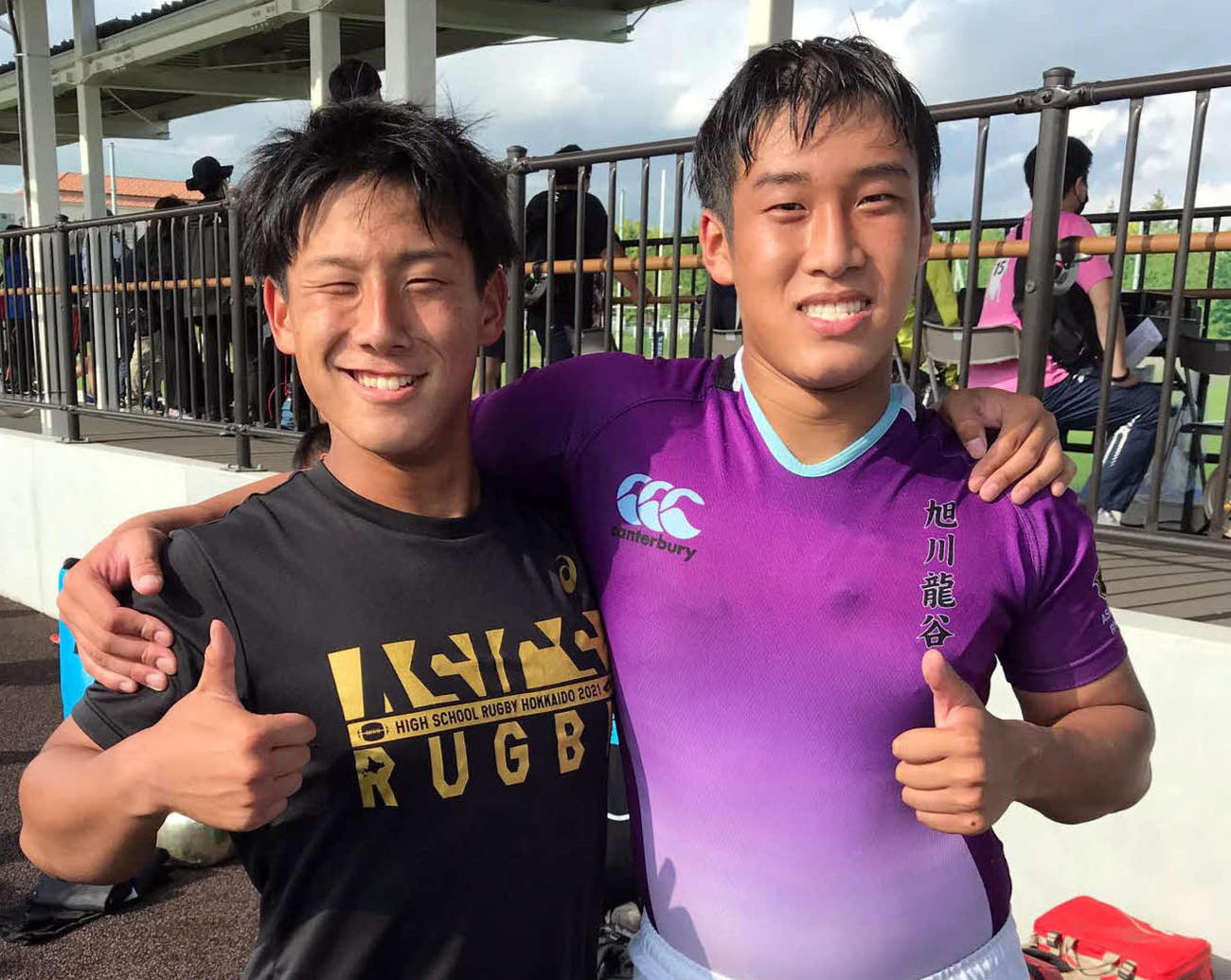 兄弟でトライを決め笑顔の旭川龍谷・風張祐希（右）と弟祥希（撮影・永野高輔）