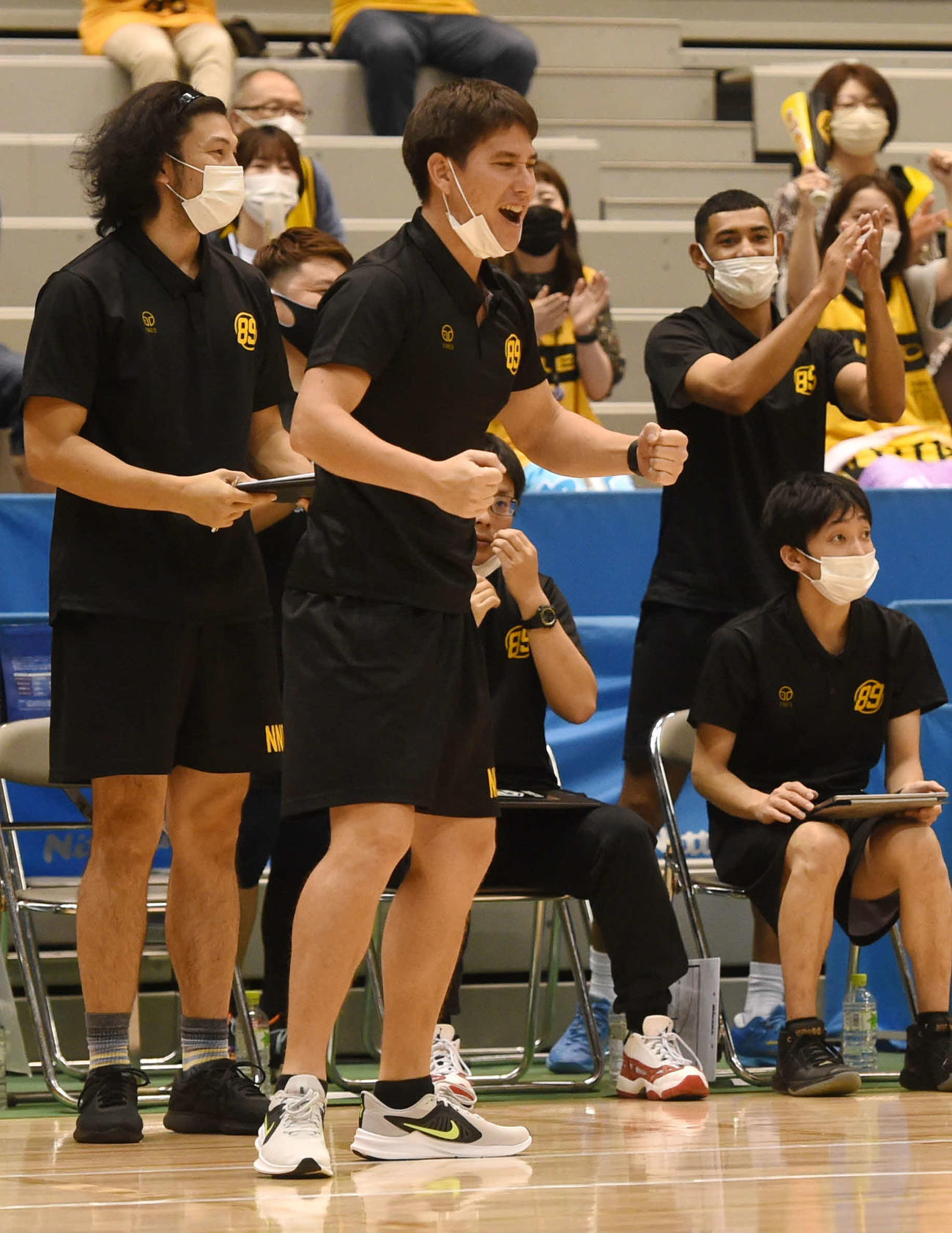 20日、東北カップ山形戦でガッツポーズをする藤田HC