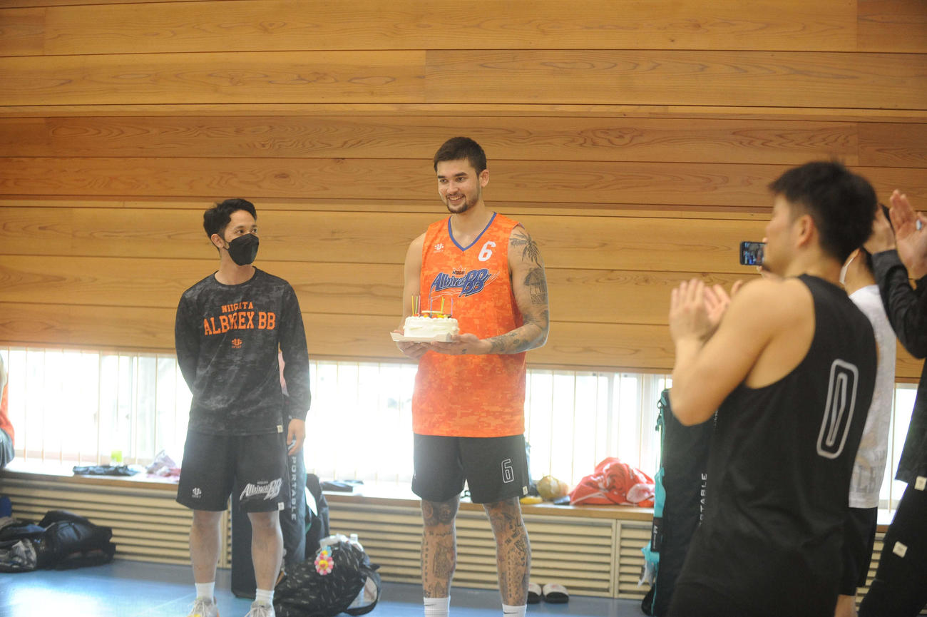チームメートからケーキを贈られ、誕生日を祝福されるパラス