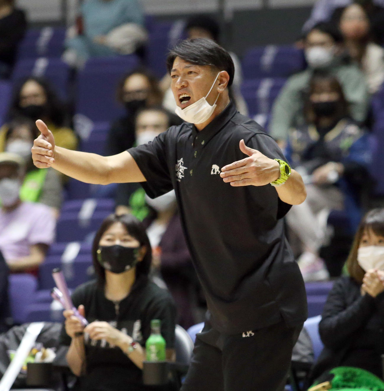 レバンガ北海道対三遠　第3Q、指示をするレバンガ北海道の佐古監督（撮影・佐藤翔太）