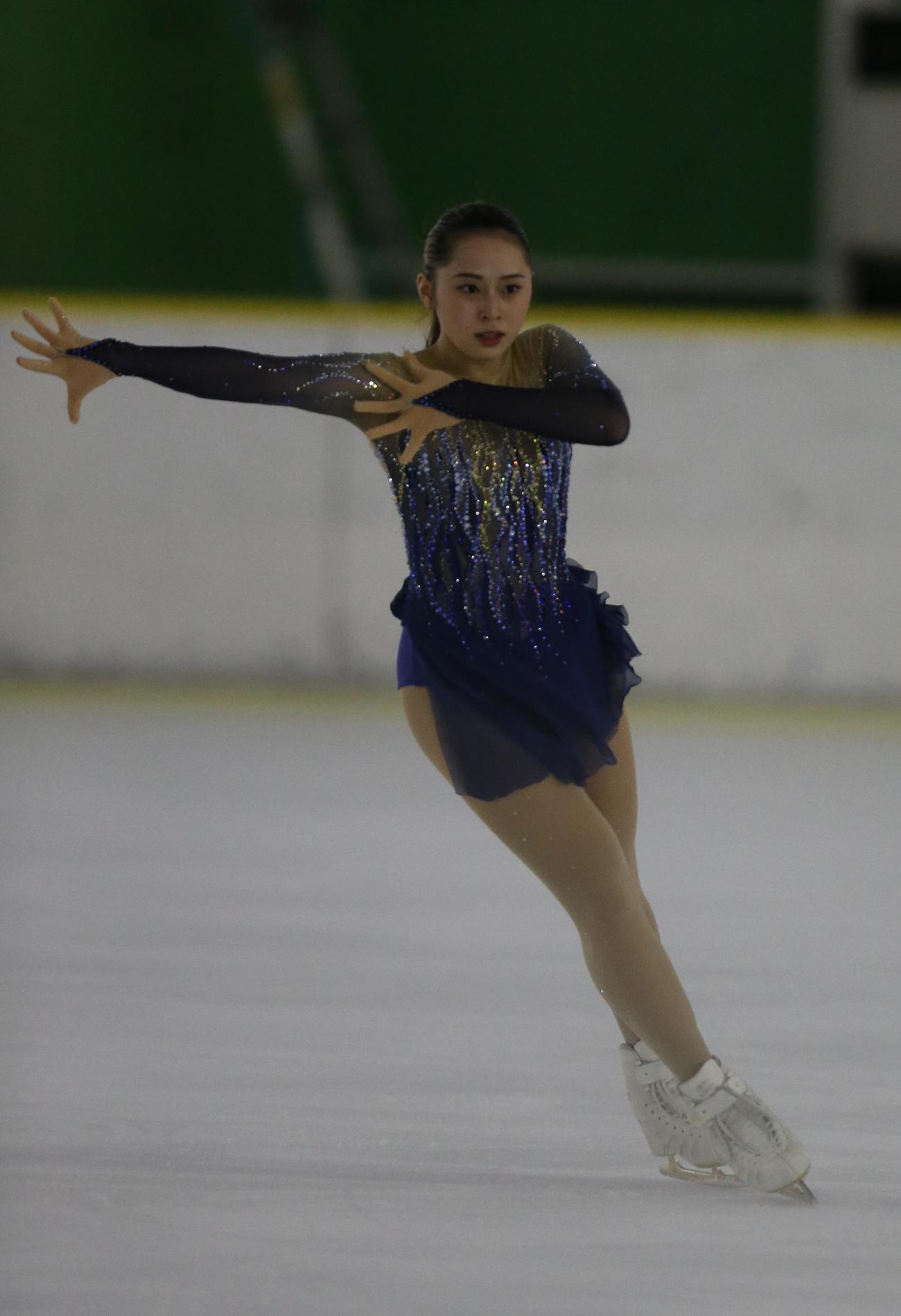 シニア女子で華麗な演技を見せる三宅咲綺（撮影・菊川光一）