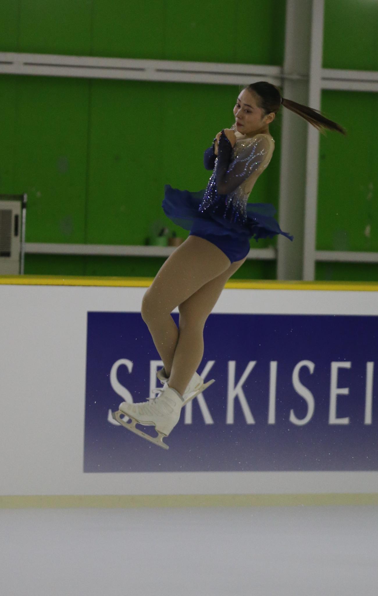 シニア女子で華麗な演技を見せる三宅咲綺（撮影・菊川光一）
