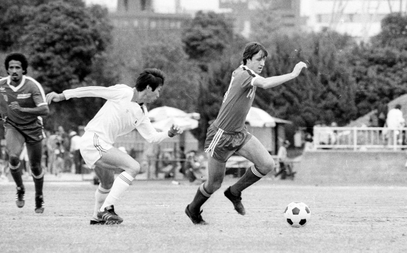 ゼロックススーパーサッカー　ワシントン・ディプロマッツ対日本代表　ヨハン・クライフ（右）に食らいつく岡田武史（1980年11月9日撮影）