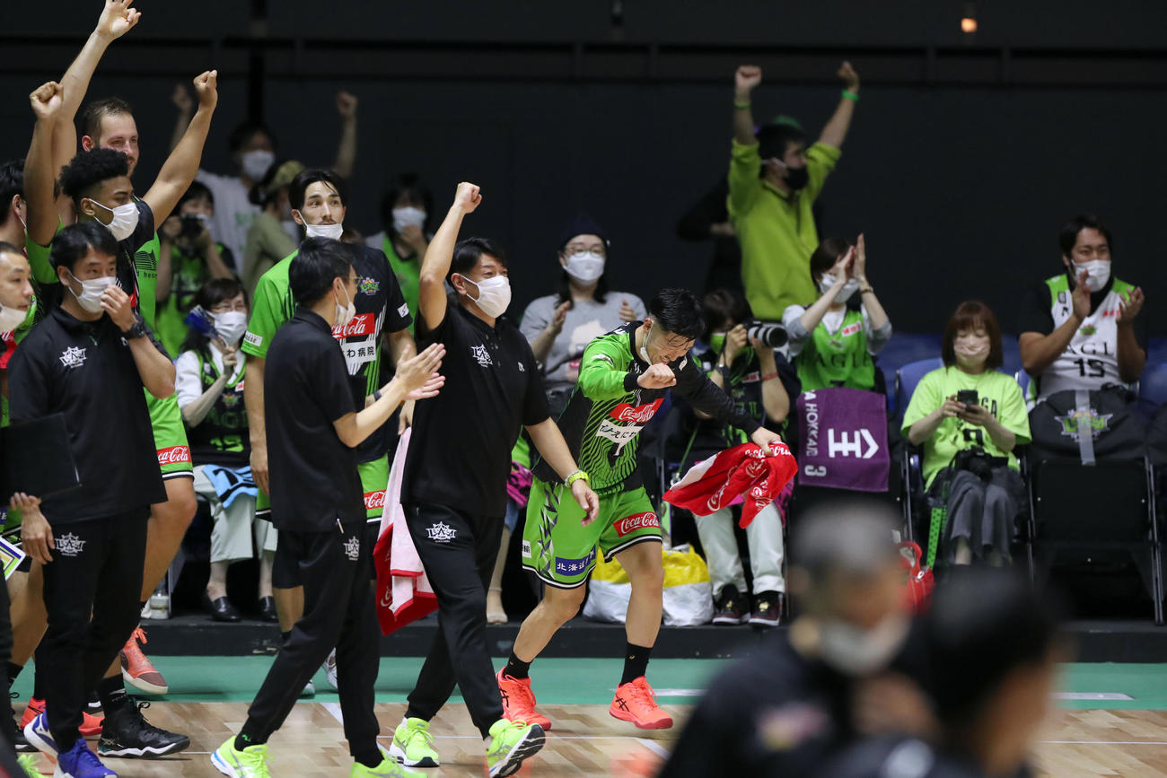 レバンガ北海道対三遠　第2Q、盛り上がるレバンガ北海道のベンチとブースターたち（撮影・佐藤翔太）