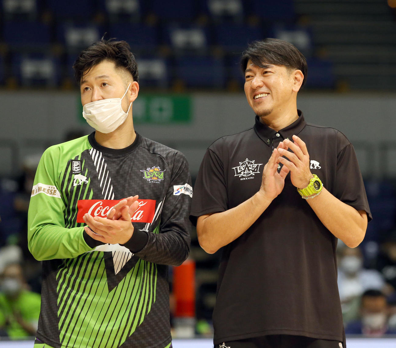 レバンガ北海道対三遠　試合終了後、笑顔で拍手するレバンガ北海道の橋本（左）と佐古監督（撮影・佐藤翔太）