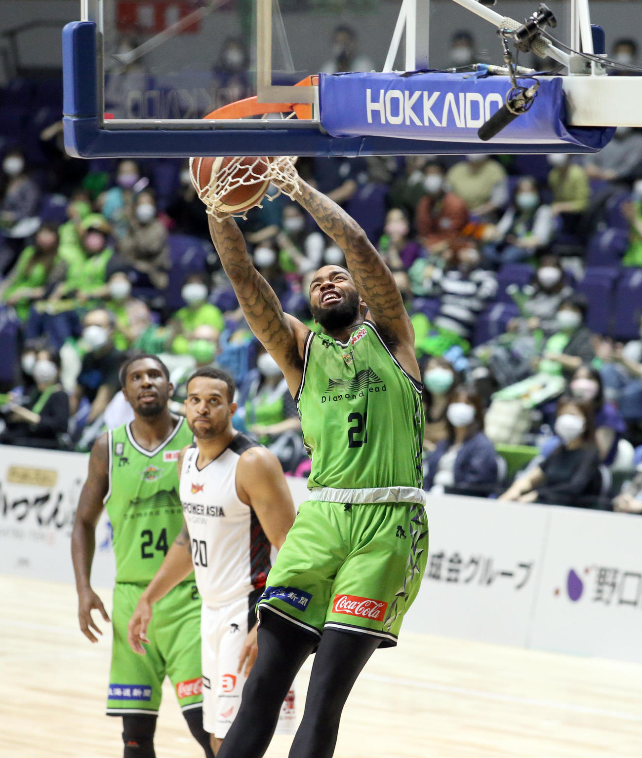 レバンガ北海道対三遠　第2Q、ダンクを決めるレバンガ北海道のロング（撮影・佐藤翔太）