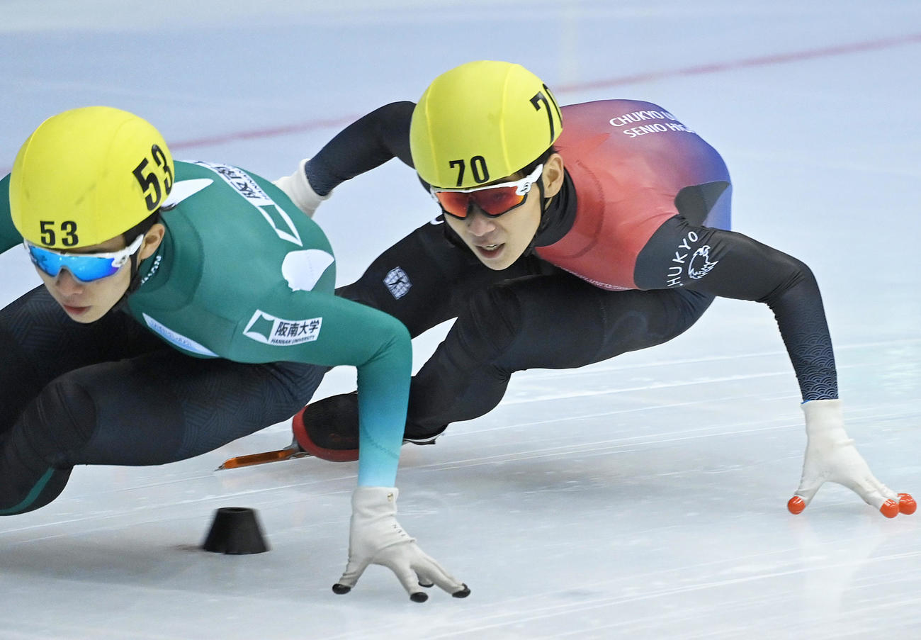 スピードスケート・ショートトラック全日本距離別選手権　男子500メートル決勝　決勝を滑る2位の夏目笑（右）。左は優勝した宮田将吾（代表撮影）