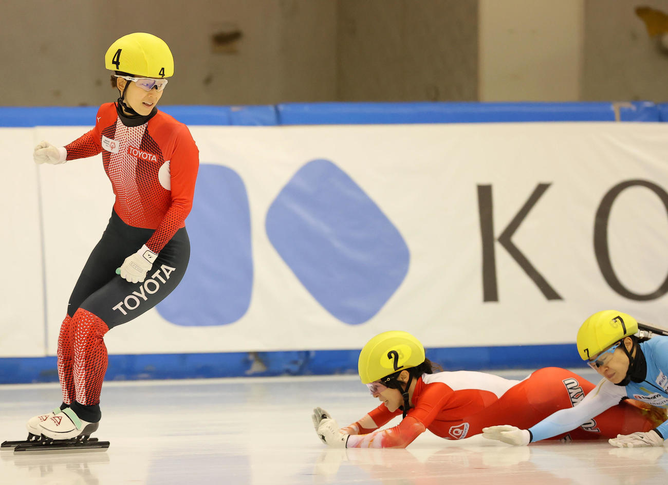 第32回全日本ショートトラックスピードスケート距離別選手権大会　女子1000メートルで優勝した平井（左）と転倒する（右から）2位の菊池萌、3位の菊池純（代表撮影）