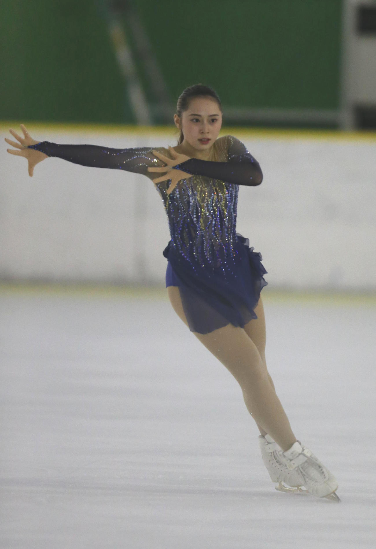 中四国九州フィギュアスケート選手権大会　シニア女子で華麗な演技を見せる三宅咲綺（2021年9月25日撮影）
