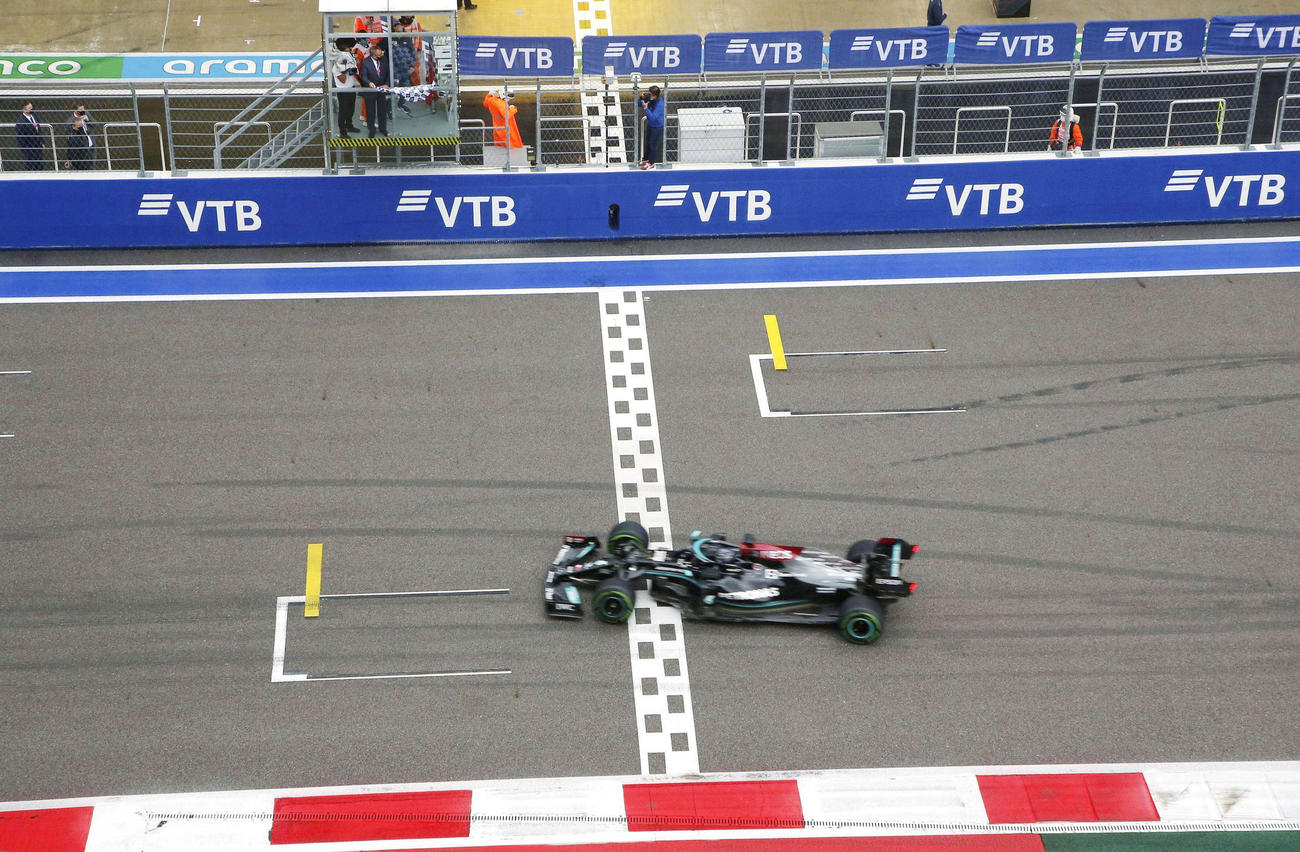 F1ロシアGPでゴールし、通算100勝目を挙げたルイス・ハミルトン（ロイター＝共同）