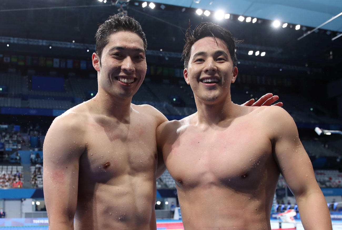 2020年東京五輪男子200メートル個人メドレー決勝　レース後、笑顔で肩を組む萩野（左）と瀬戸（2021年7月30日撮影）