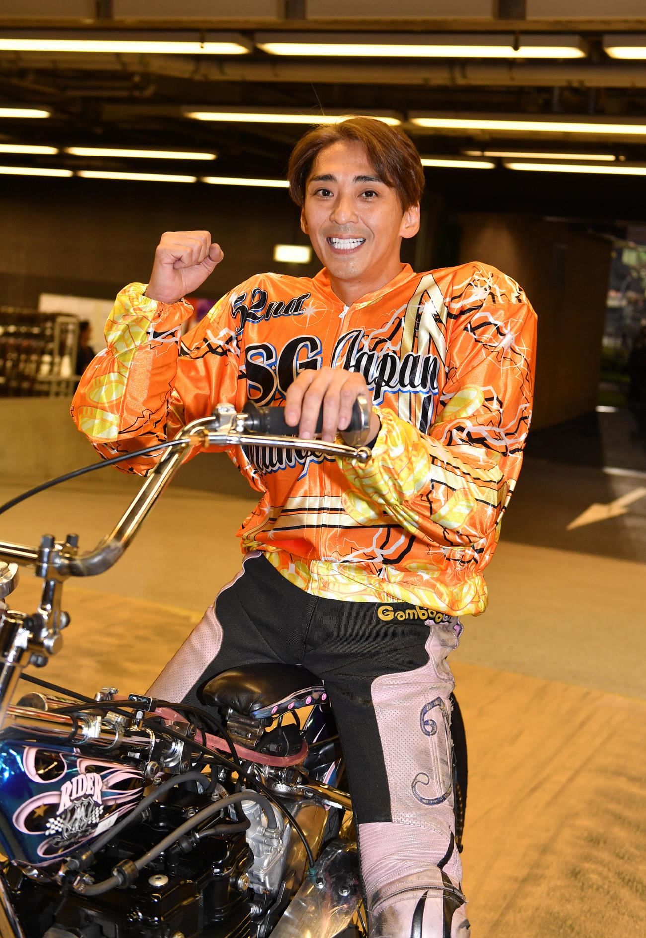 川口オートの「SG第52回日本選手権オートレース」でSG初優勝し、ガッツポーズする森且行（20年11月3日撮影）