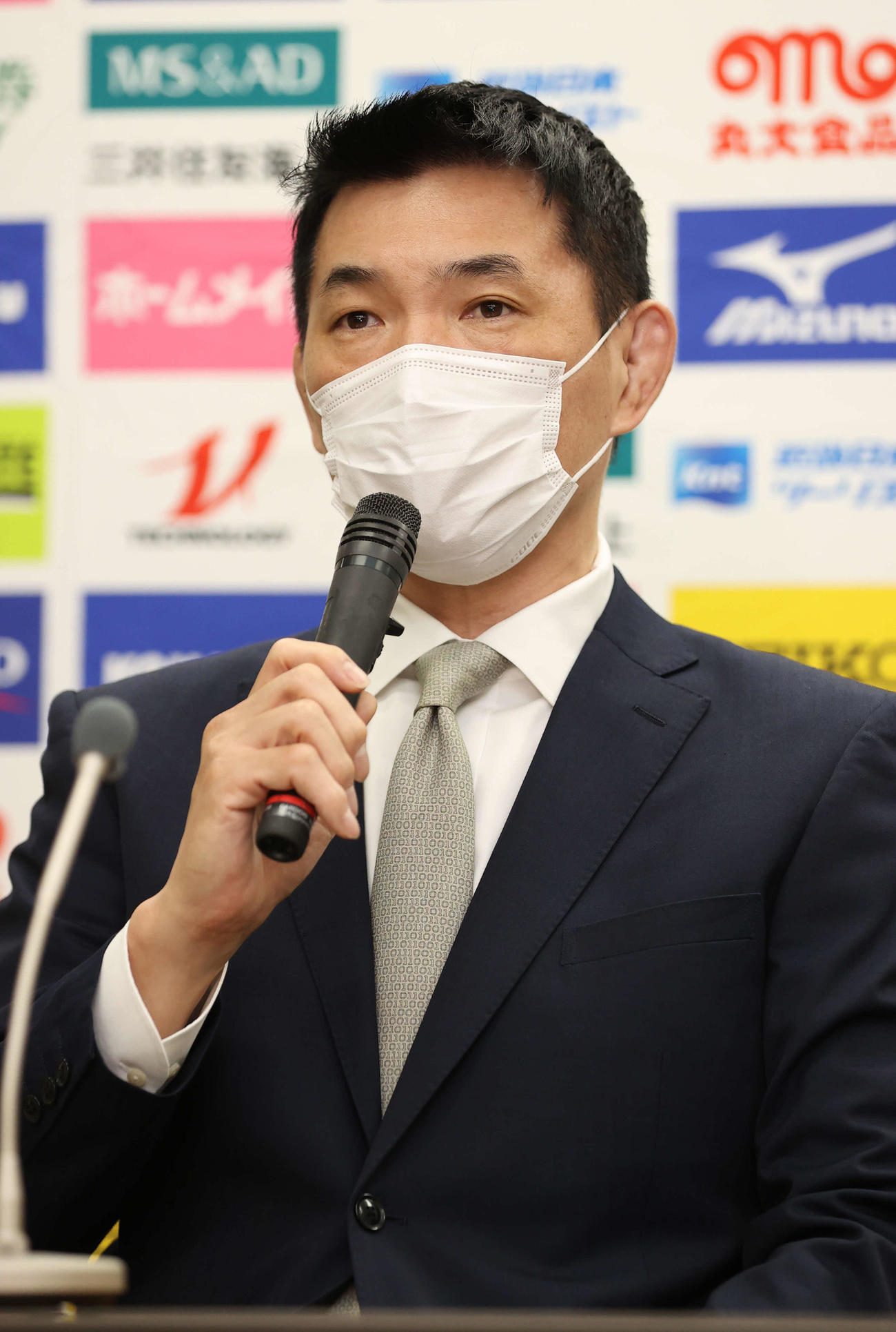 新強化委員会幹部記者会見に臨んだ増地女子監督（撮影・河野匠）