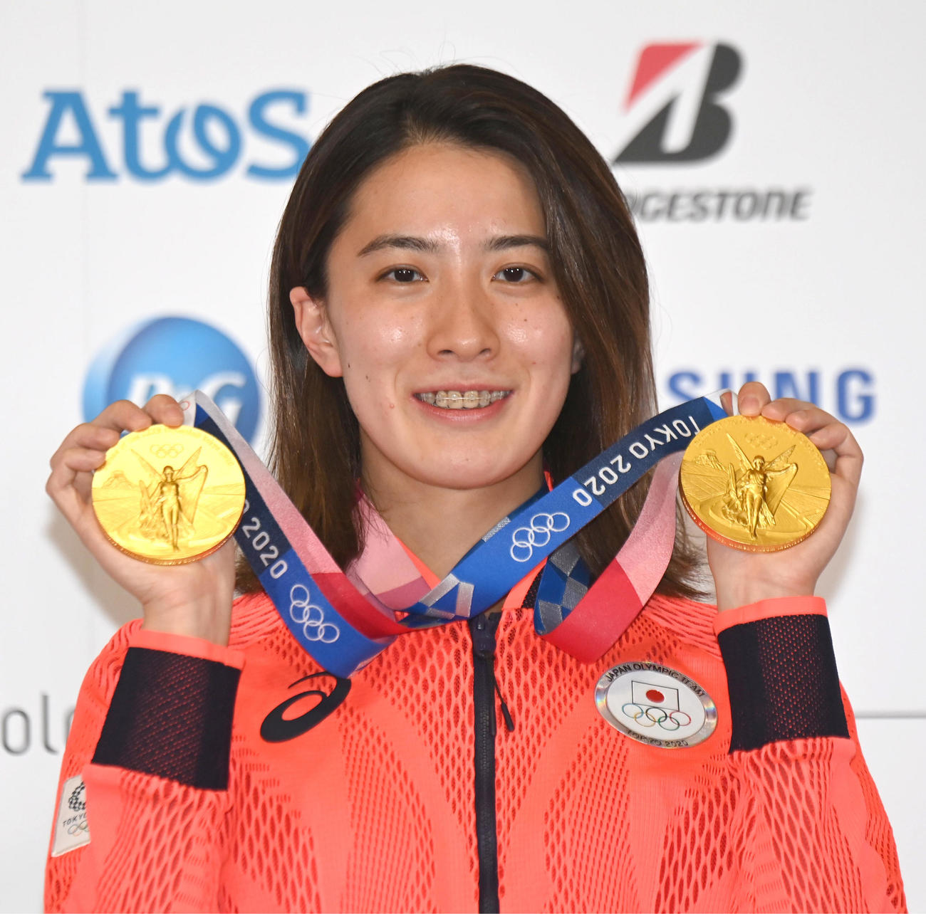 競泳女子個人メドレー2冠を達成した大橋は金メダルを手に笑顔（2021年8月2日撮影）
