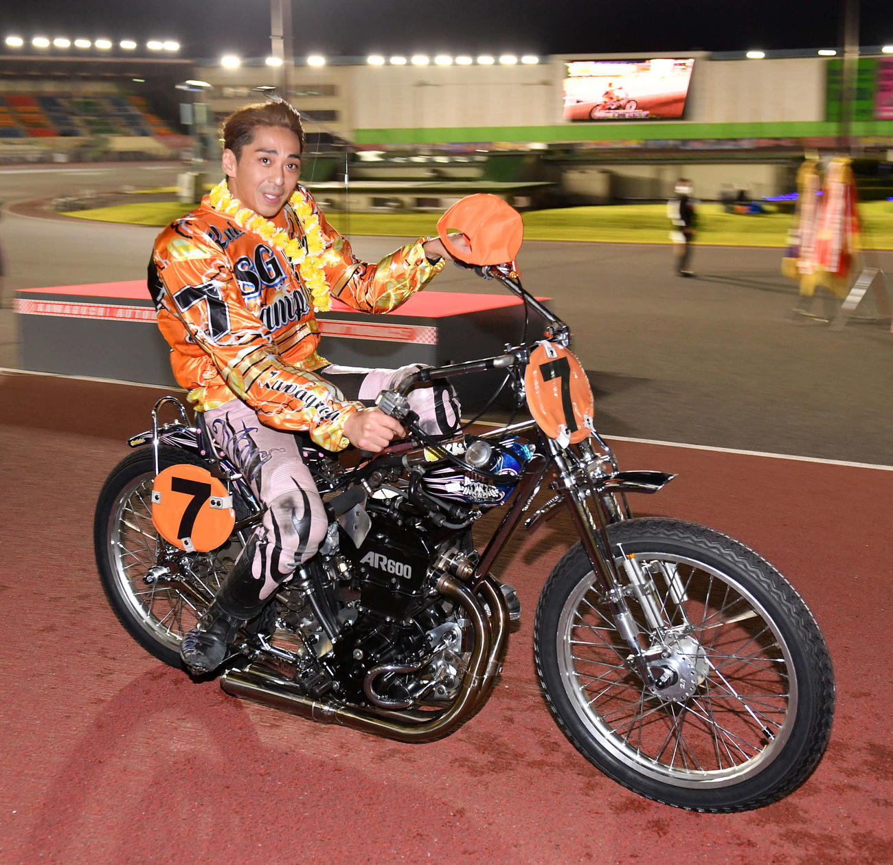 川口オートの「SG第52回日本選手権オートレース」で優勝し、ウイニングランする森且行（20年11月3日撮影）