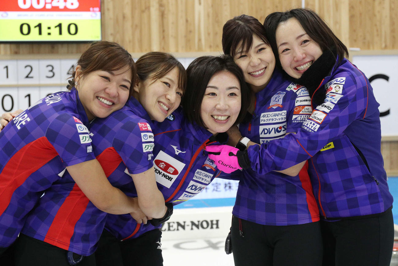 日本代表に決まって喜ぶロコ・ソラーレの、右から藤沢、吉田夕、石崎、鈴木、吉田知（2021年9月12日撮影）