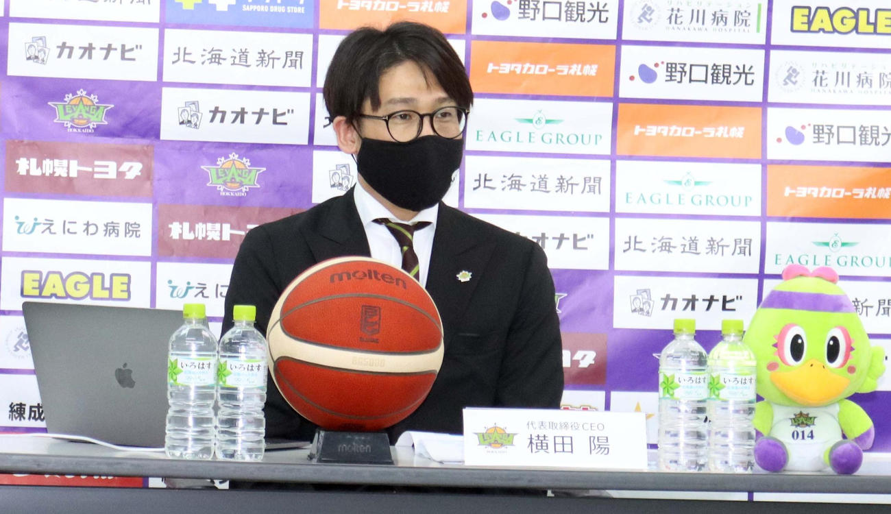 決算報告会で報道陣の質問にこたえるレバンガ北海道の横田CEO（撮影・永野高輔）