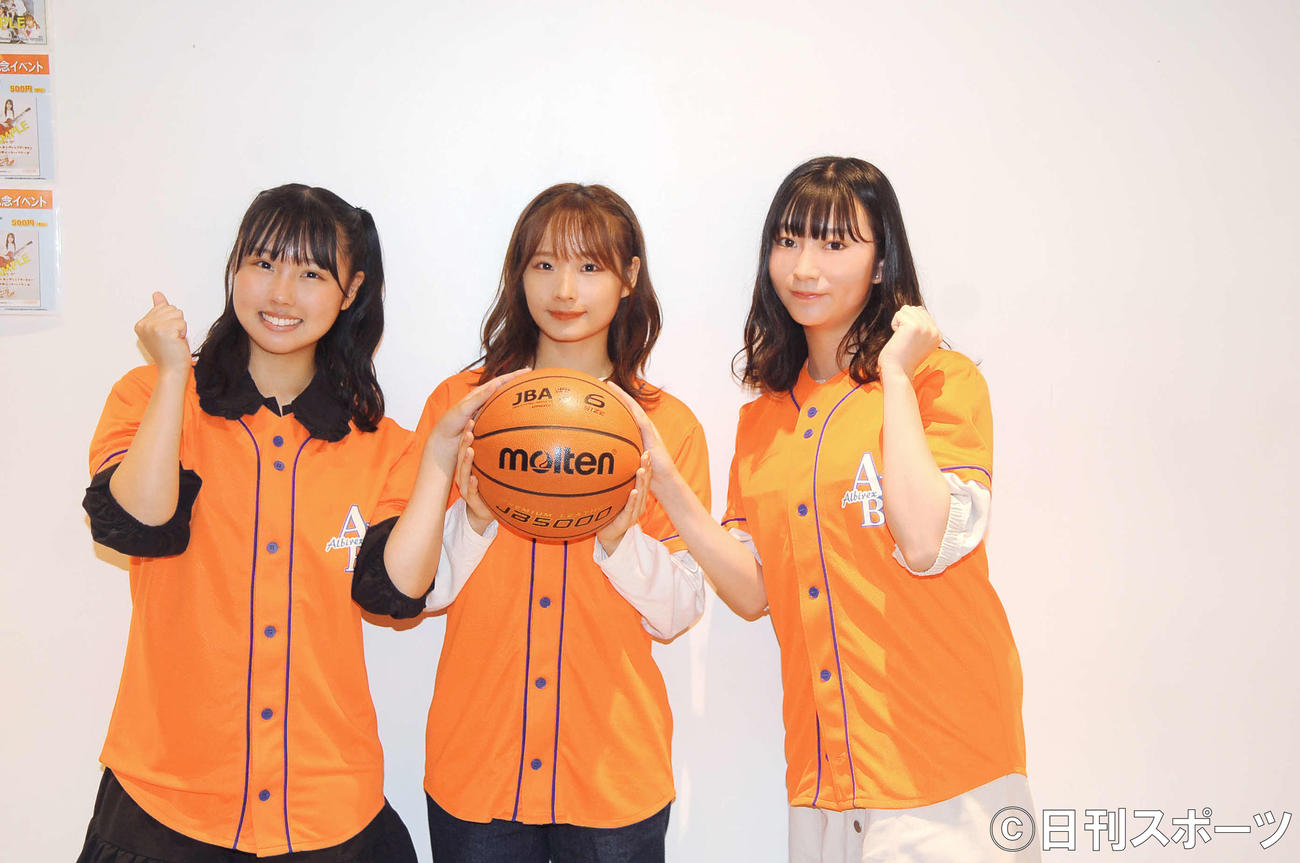 京都戦での披露を楽しみにする「踵を鳴らせ！」選抜。左から古舘葵、諸橋姫向、寺田陽菜