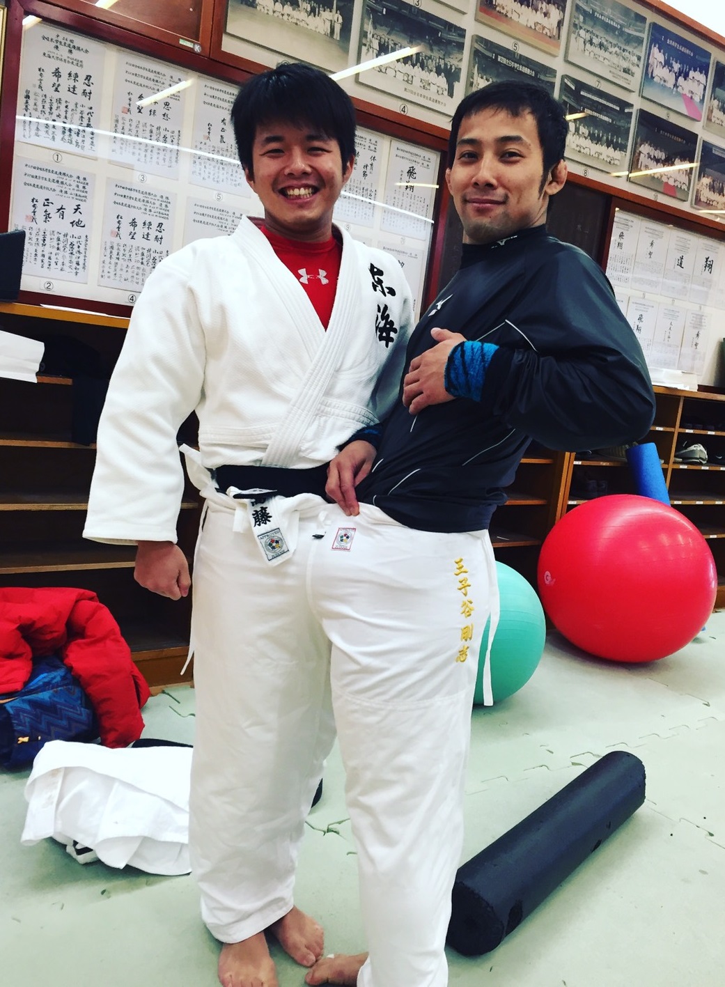 高藤直寿（右）と伊丹直喜さん
