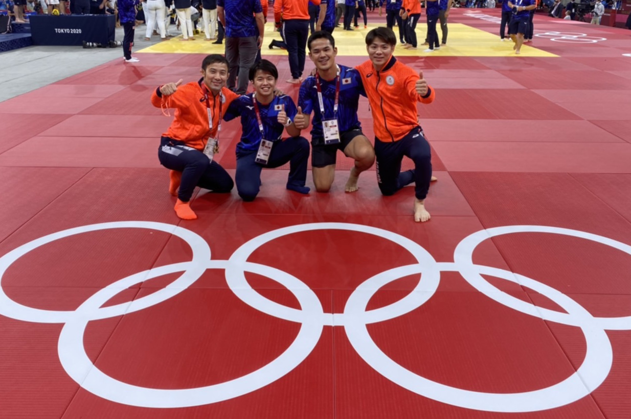 東京五輪団体戦後に4人で記念写真に収まる、左から高藤、伊丹さん、片倉さん、阿部