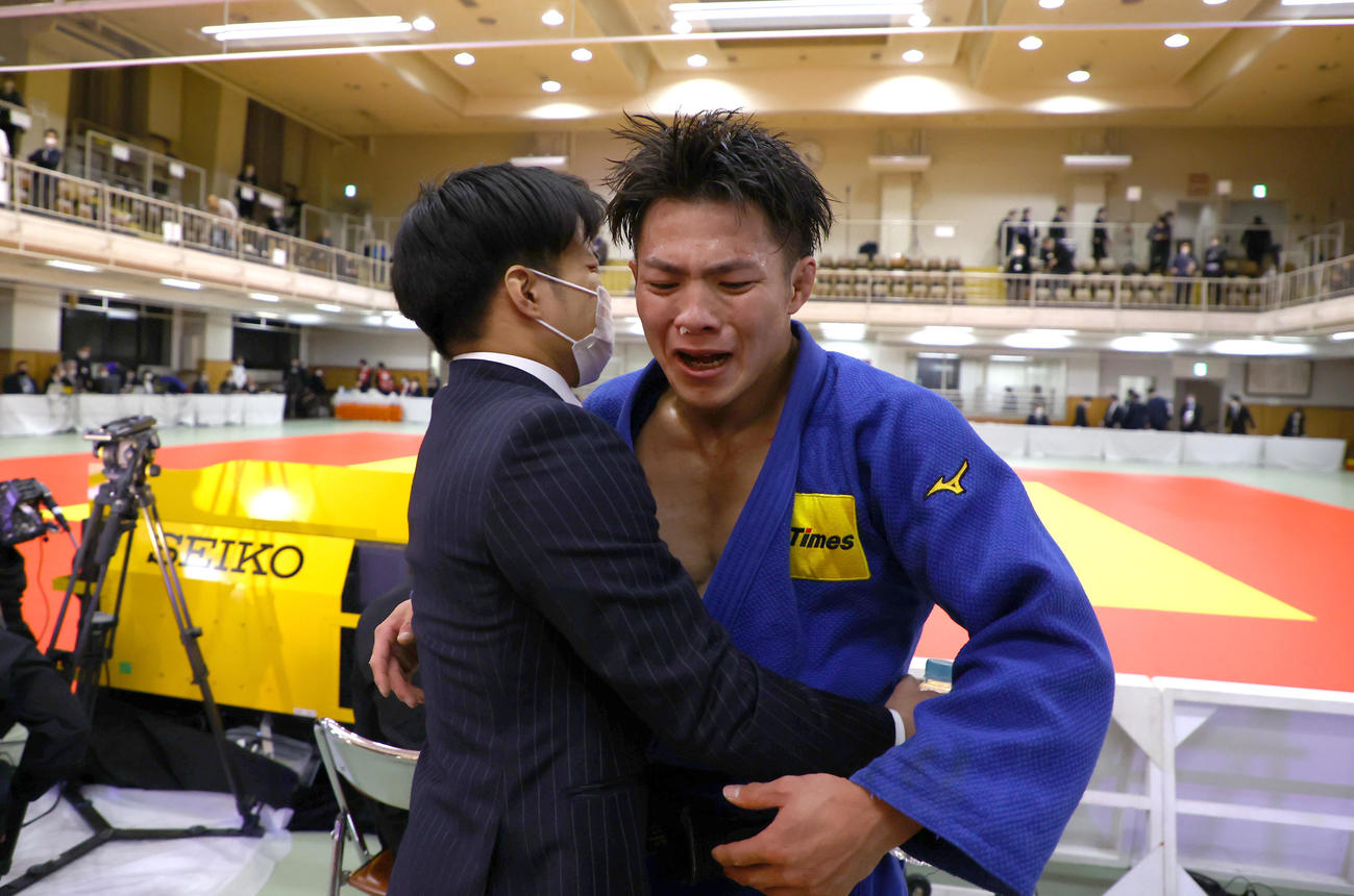 東京オリンピック柔道男子66kg級日本代表内定選手決定戦　丸山城志郎に勝利し、抱き合う伊丹直喜氏（左）と阿部一二三（2020年12月13日撮影）