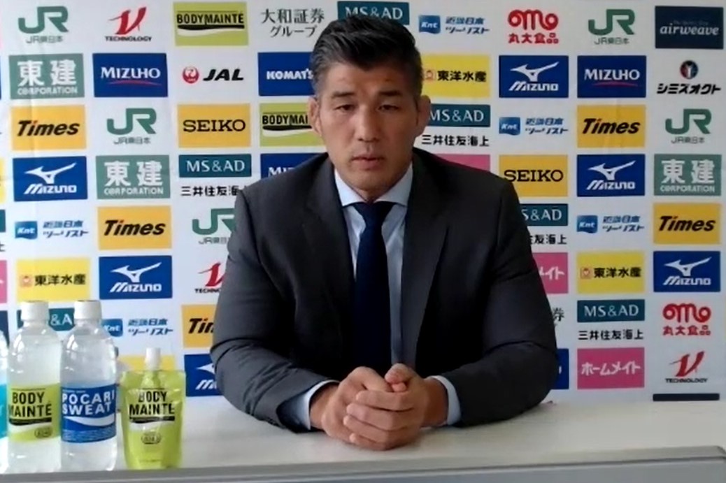 退任会見を行う井上康生監督