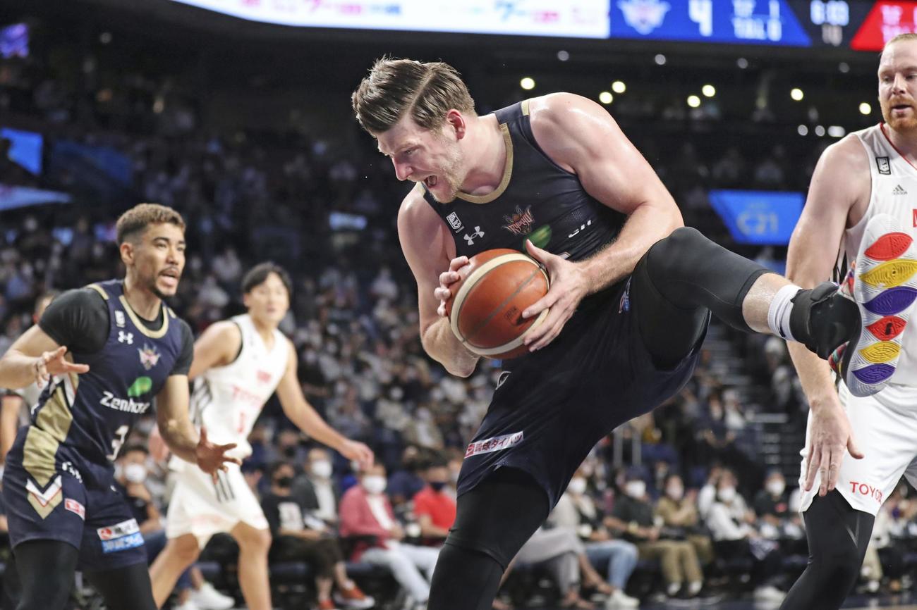 A東京戦でリバウンドを奪う琉球のクーリー©B．LEAGUE