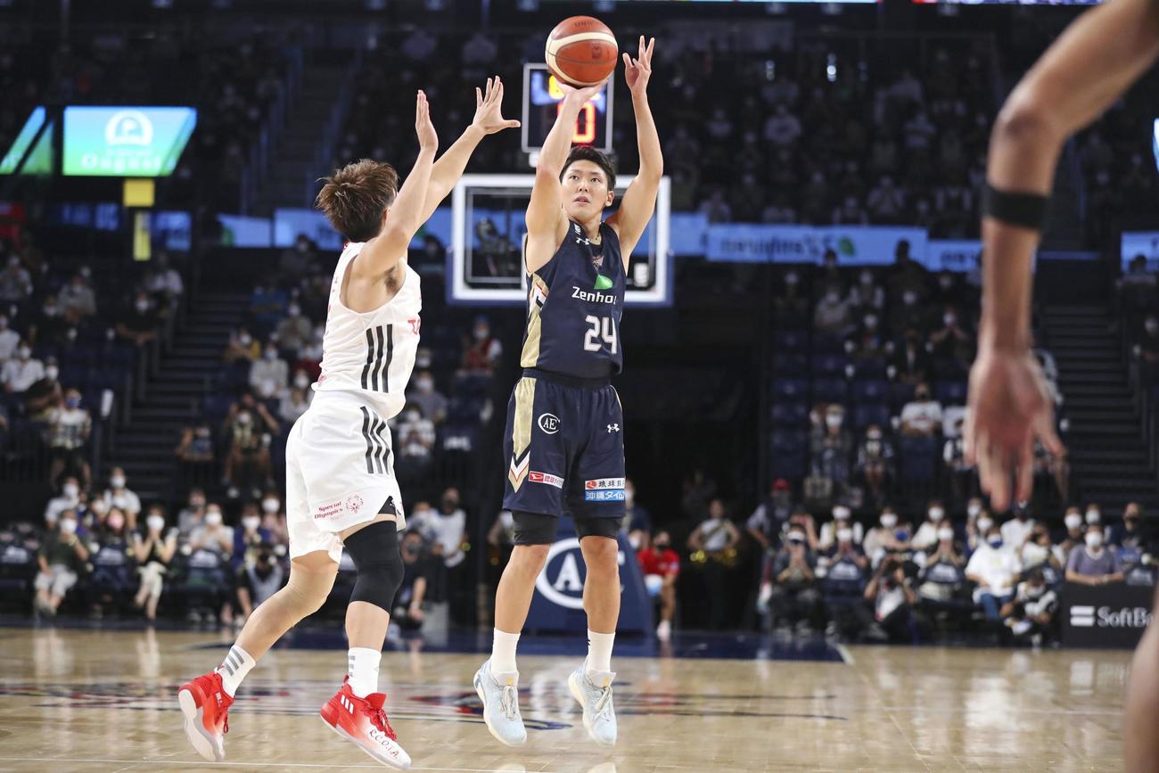 A東京戦でシュートを放つ琉球の田代©B．LEAGUE