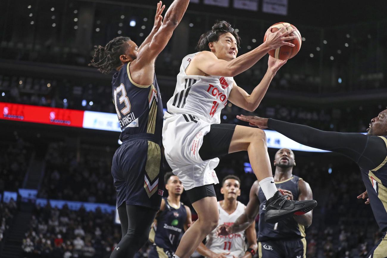 琉球戦でシュートを狙うA東京の田中（手前右）©B．LEAGUE