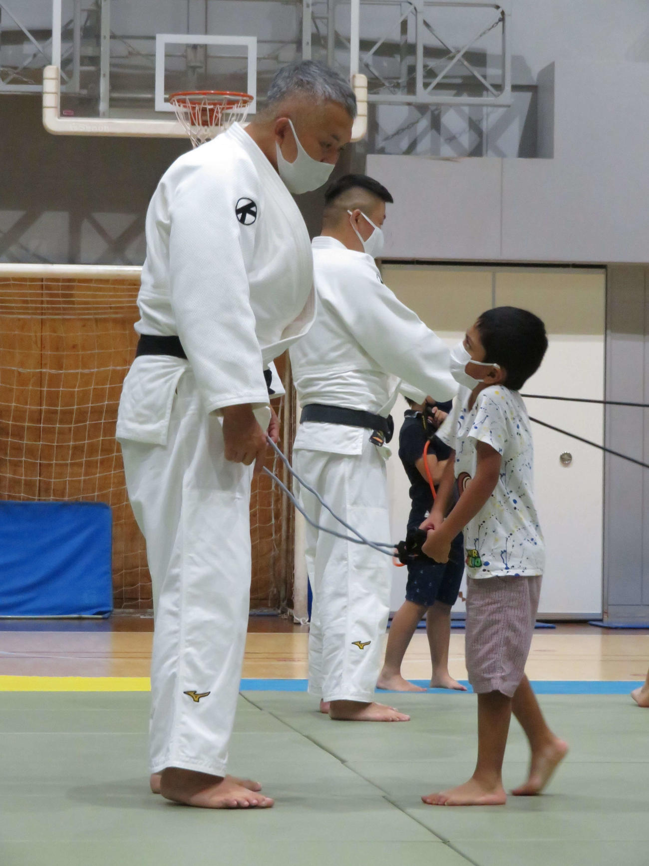 チューブトレーニングについて説明する鈴木桂治氏（左）（撮影・峯岸佑樹）