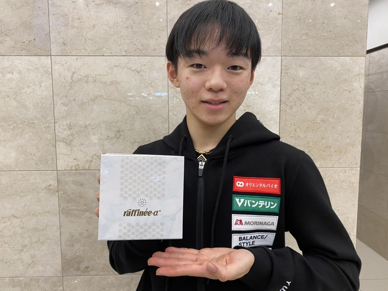 新たにオリエンタルバイオと所属契約を結び、主力商品の「ラフィーネアルファ」を手にする鍵山優真