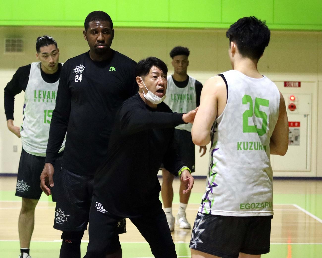 身ぶりを加えて選手に指示を出すレバンガ北海道・佐古監督（中央）（撮影・永野高輔）