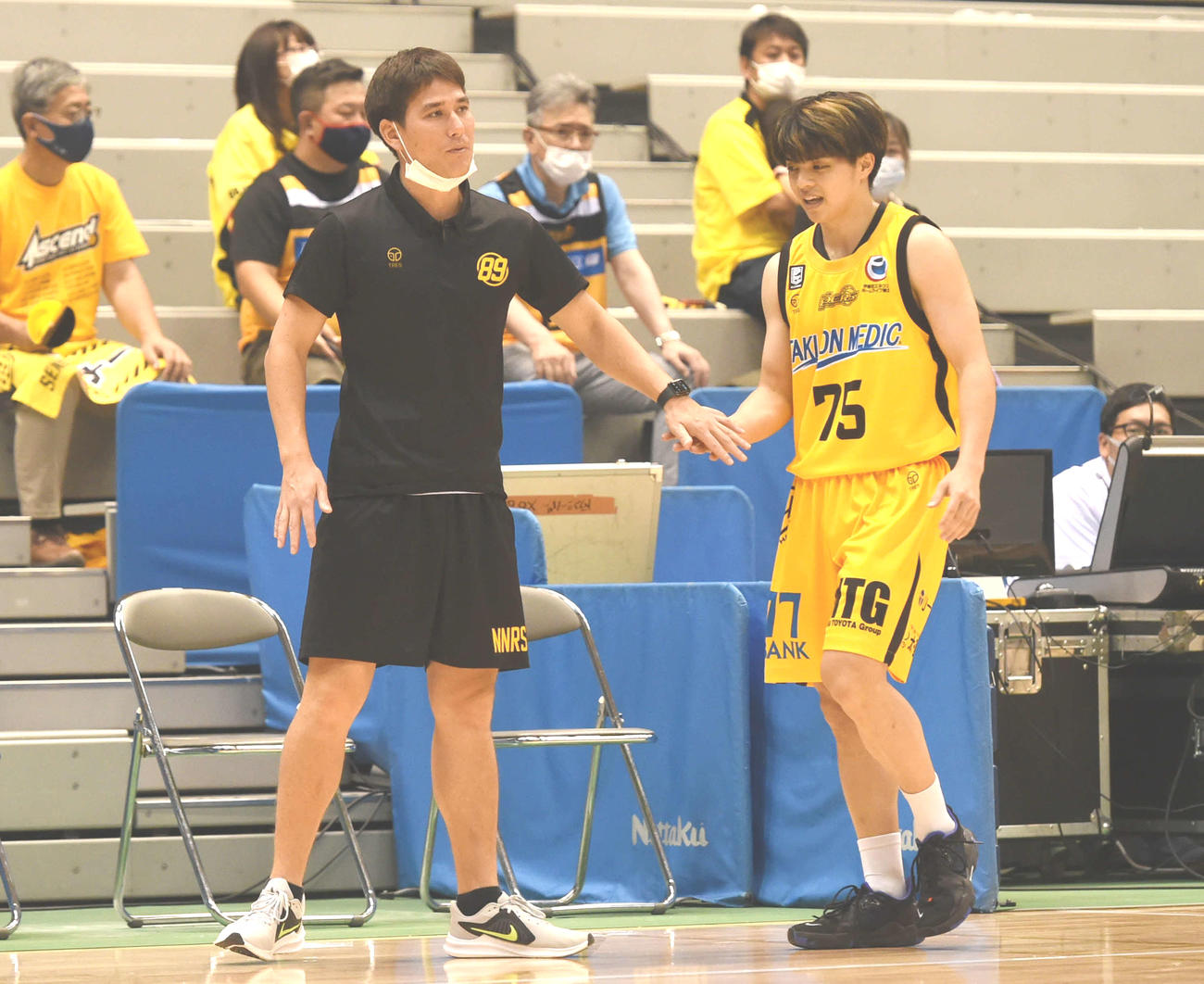 東北カップ山形戦で神里（右）とタッチをかわす藤田HC