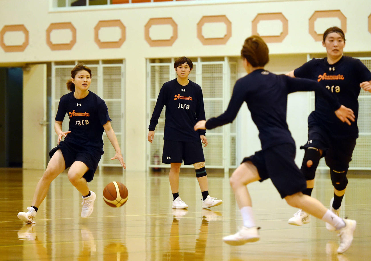 ドリブルする田中（左）