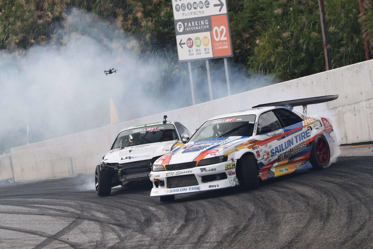 第4戦決勝の先行で安定した走りを見せる箕輪慎治のJZX90マーク2（右）