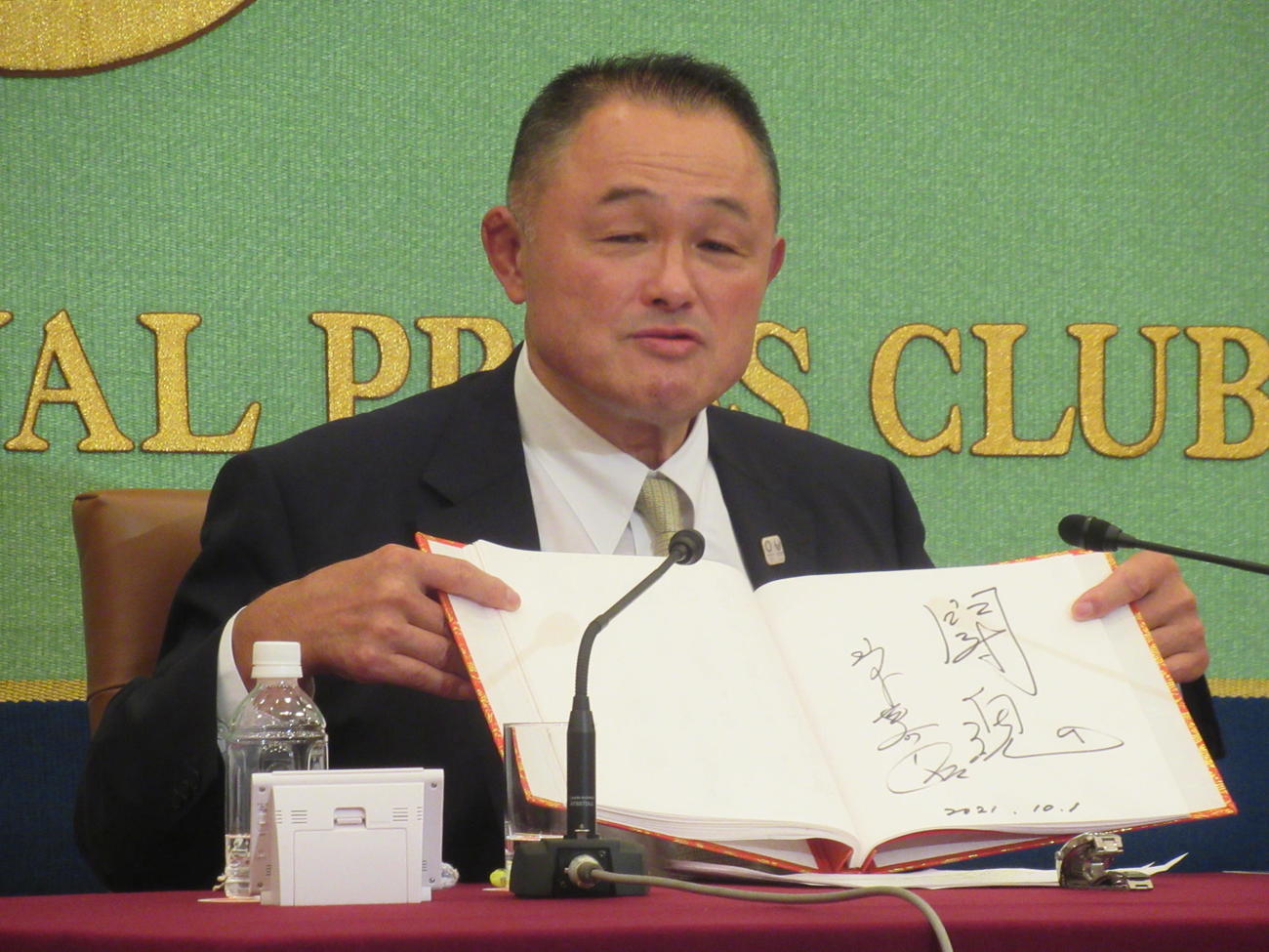 JOC山下会長は日本記者クラブで講演。一筆を求められて「闘魂」と書いた（撮影・益田一弘）