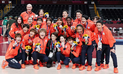 東京五輪　女子バスケットボール　銀メダルを手に笑顔のバスケットボール女子日本代表。後列左はトム・ホーバス監督、前列中央は日本バスケットボール協会の三屋裕子会長＝2021年8月8日　