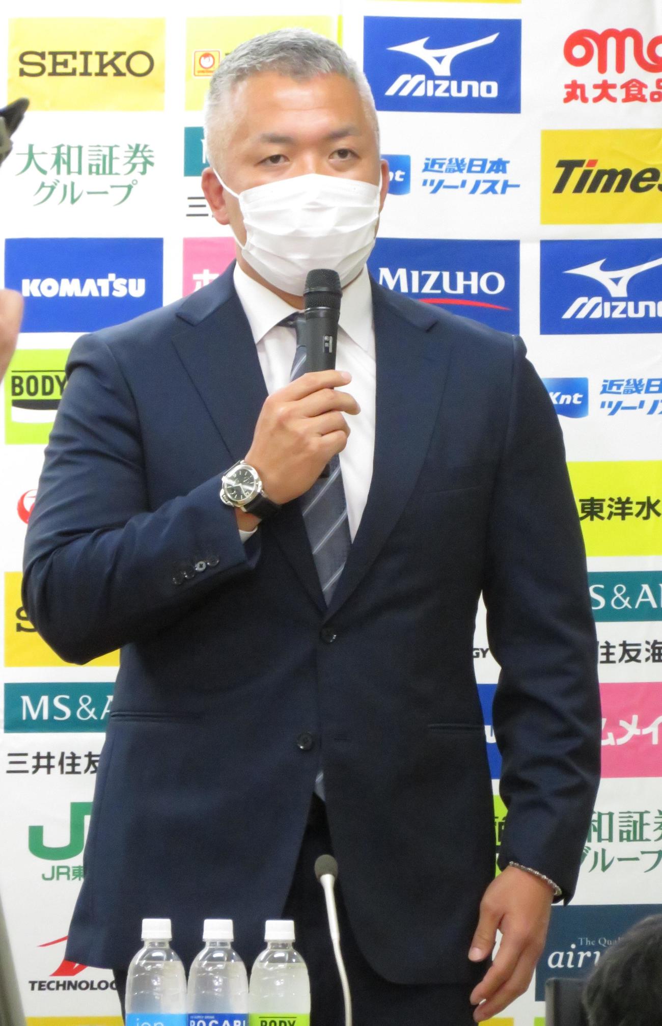 男子代表監督に就任した鈴木桂治氏（撮影・峯岸佑樹）