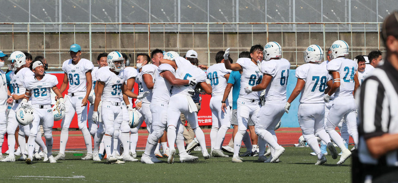 神戸大対近大戦　初戦勝利を祝う近大（撮影・宮崎幸一）