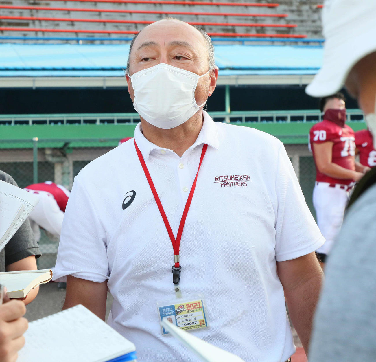 初戦、桃山大に79－0と圧勝した立命大・古橋監督（撮影・宮崎幸一）