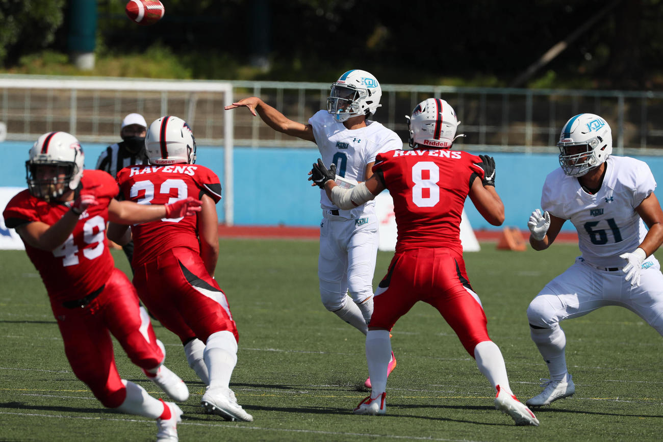 第1Q、パスを出す近大QB清水大和（撮影・宮崎幸一）