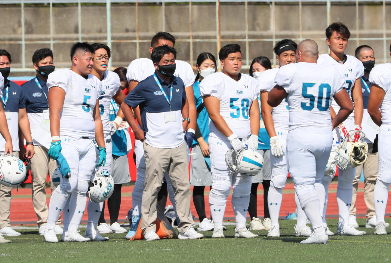 初戦を制した近大・大城健一監督（撮影・宮崎幸一）