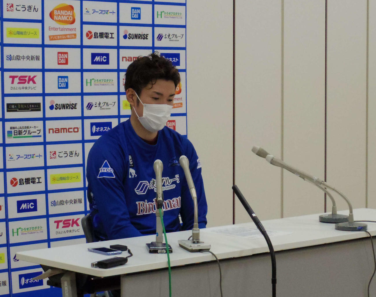 開幕戦での勝利後、会見に応じるB1島根の金丸