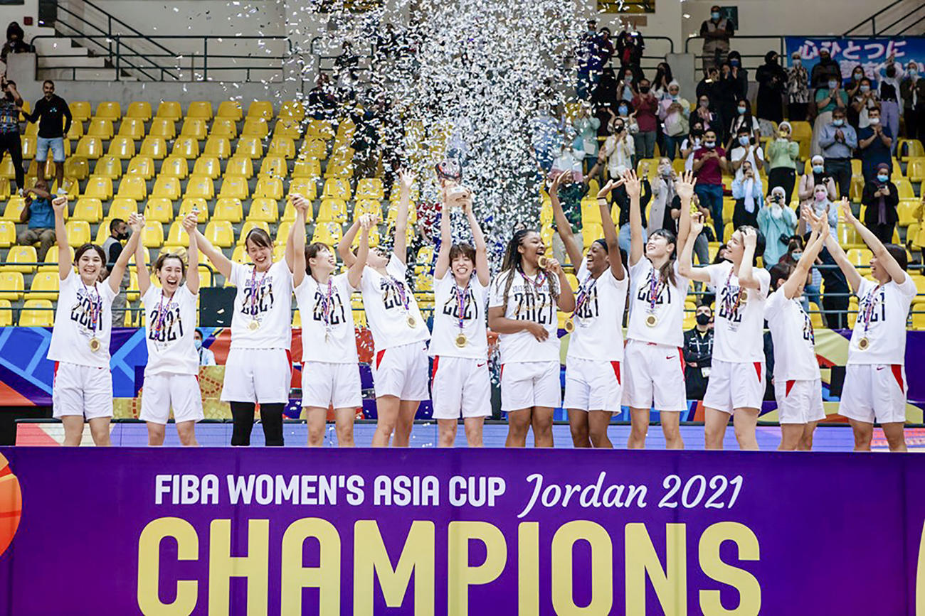 アジア杯5連覇を達成し、表彰式で喜ぶ女子日本代表（国際バスケットボール連盟提供・共同）