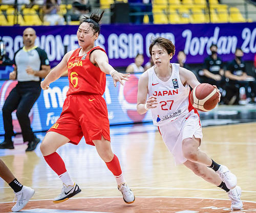 決勝の中国戦で攻め込む林(右)=アンマン(国際バスケットボール連盟提供・共同)