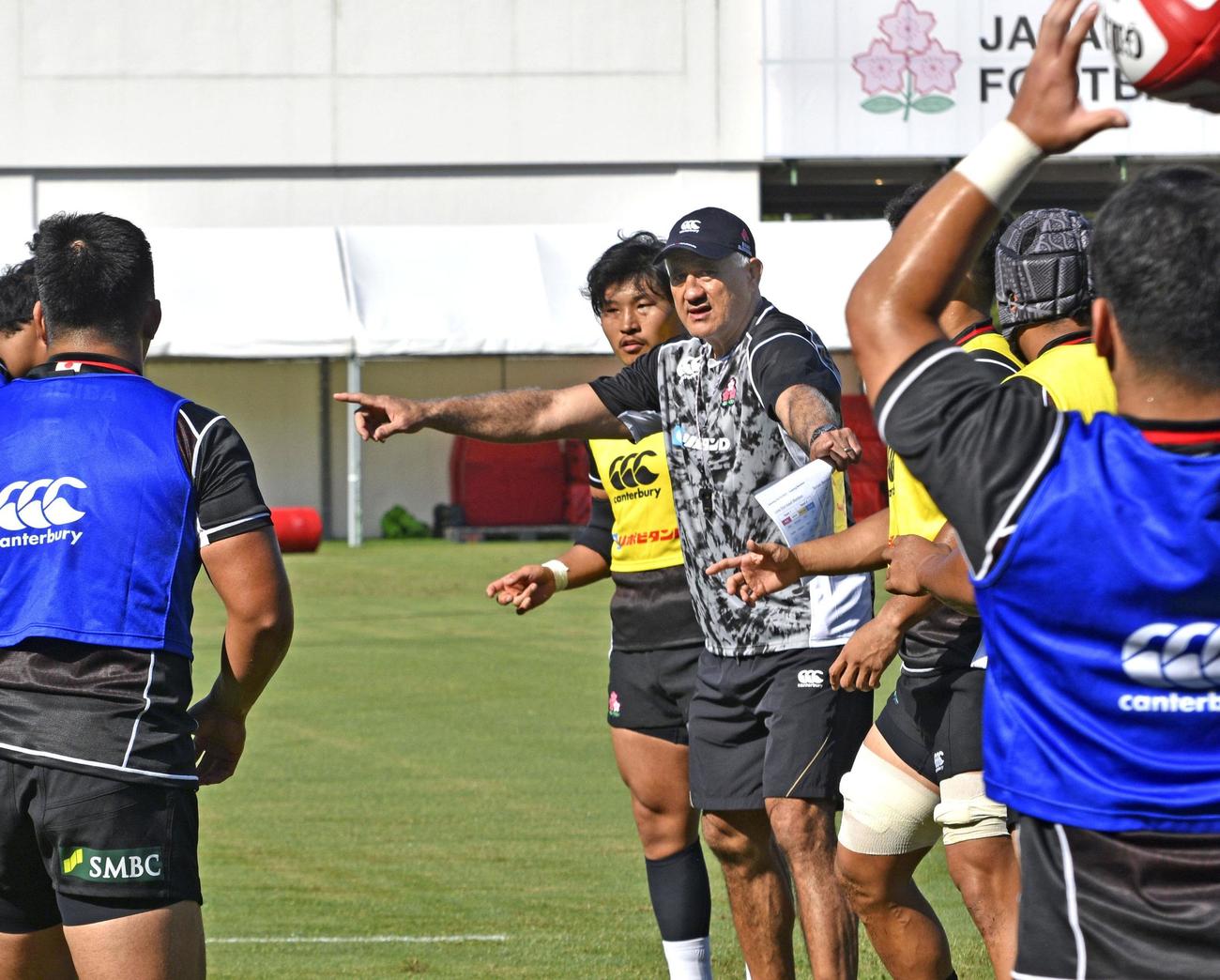 ラグビー日本代表候補合宿で指導するジョセフ・ヘッドコーチ（中央右）（共同）