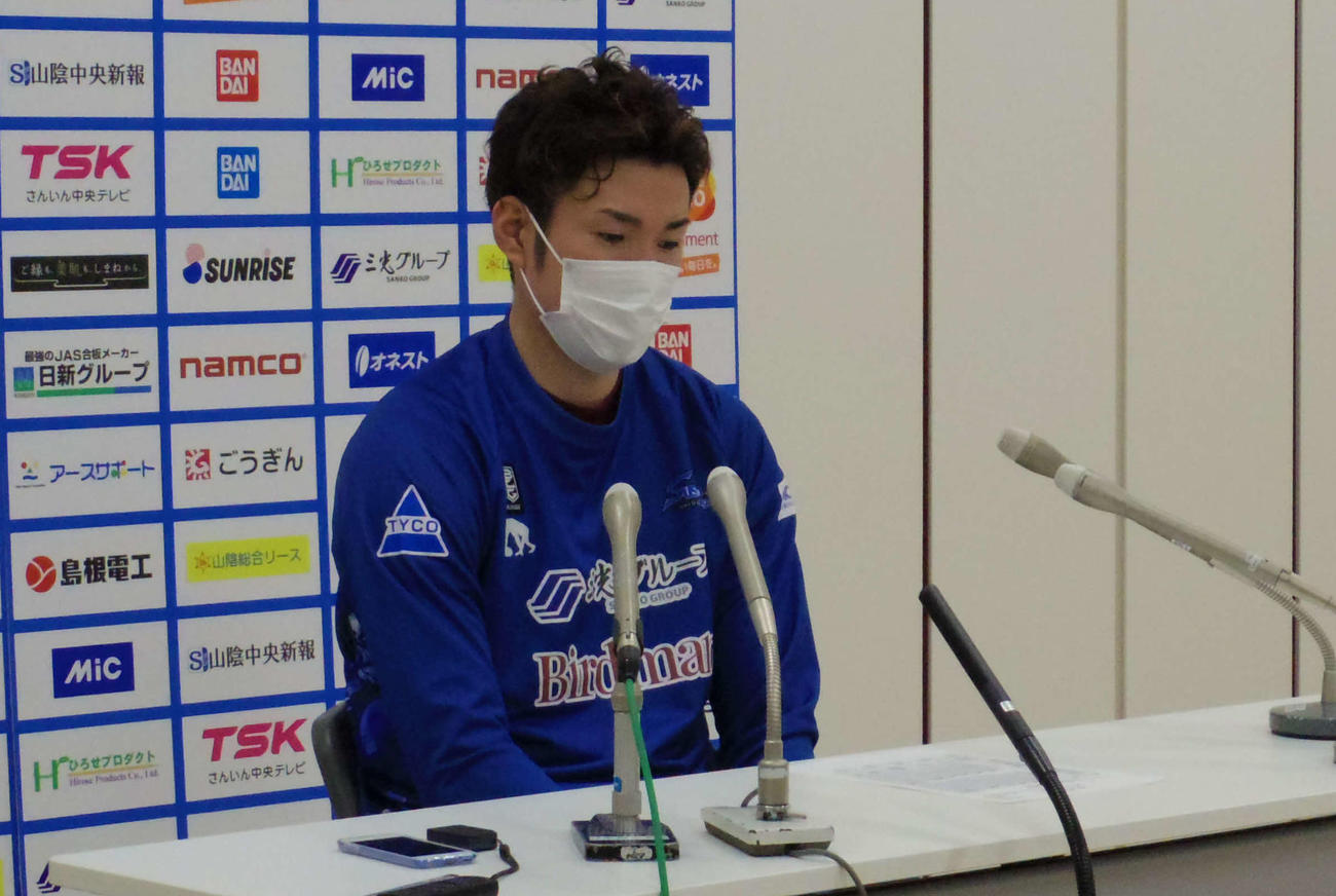 開幕戦での勝利後、会見に応じるB1島根の金丸